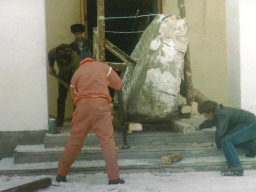 Транспортировка камня с петроглифами из Чальмны-Варрэ в музей истории культуры и быта кольских саамов в с.Ловозеро. 1987 год