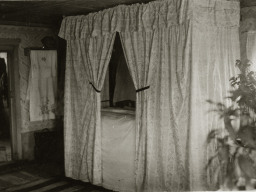 В избе. Кровать с пологом. Ловозеро. 1930-е