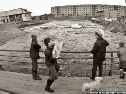 Развлечение детей в период ледохода - ловля льдин.Ловозеро. Начало 1980-х