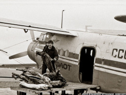Погрузка оленины в Ан-2 в старом аэропорту Ловозеро. 1980-е 