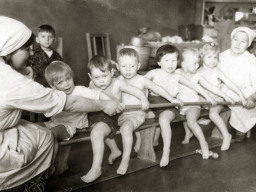 Занятия с детьми в детском саду. Ловозеро. 1960-е