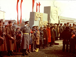 У памятника ловозерцам, погибшим в Великой Отечественной войне. Ловозеро. 9 мая.  1980-е