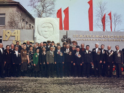 Ветераны у мемориала павшим в годы ВОВ. Ловозеро. 9 мая. 1980-е