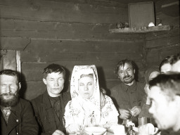 Свадьба. Молодожены и гости за столом. 1927 год