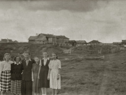 Керт Г.М. и его помощницы по сбору материала по саамскому языку. Ловозеро. 1954 год.