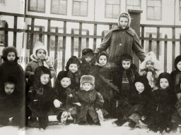Детска группа на фоне старого здания ДС "Оленёнок"