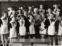 Преподаватель школы-интернат с.Ловозеро Ранде Валентина Константиновна с учениками. Конец 1970-х