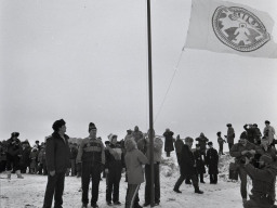Подъем флага традиционного районного Праздника Севера в Ловозере. 1989 год