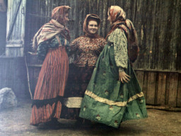 Девушки в саамских костюмах. Село Воронье. 1956 год