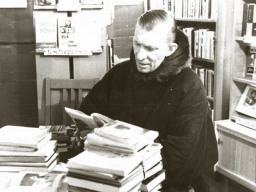 Перед отъездом в тундру зав. красным чумом И.В. Канев отбирает книги для пастухов - оленеводов. 1976 год