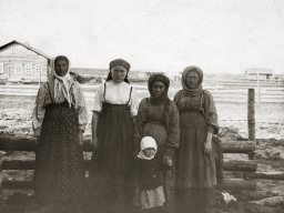 В селе Ловозеро. 1920-1935 г.