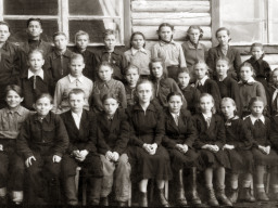 Ученики ЛСШ у старой школы на ул. Пионерская. 1950-е