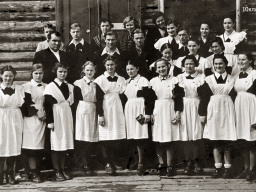 Выпускники ЛСШ у старой школы на ул. Пионерская. 1950-е