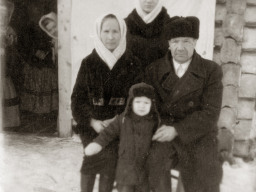 Учитель начальных классов Перминов Абросим Трофимович с семьёй. Ловозеро. 1940-е 