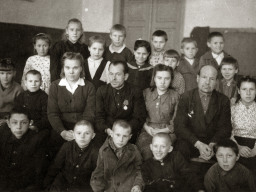 Учитель начальных классов Перминов Абросим Трофимович с учениками. Ловозеро. 1940-е 