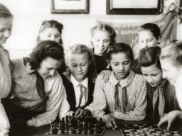 Учащиеся Ловозерской средней школы в пионерской комнате. 1949 год