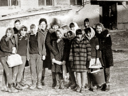 Учитель Мельникова Нина Трофимовна с учениками. Ловозеро. 1970-е