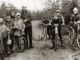 Учитель географии Городской Владимир Дмитриевич с учениками на природе. 1980-е