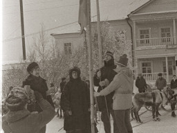 Подъем флага Праздника Севера на центральной площади села Ловозеро. 1977 год