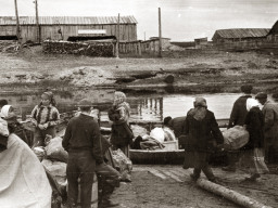 Погрузка продуктов в лодки. 1960-е гг.