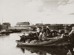 Посадка в лодку. 1960-е гг. 