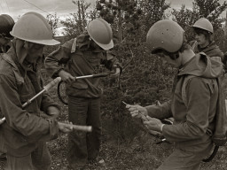 Пожарные Ловозерского авиаотряда готовятся к вылету. 1978 г. Чернопятов Ю.Н.