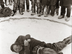 Вид соревнований на празднике Севера школьников - национальная борьба. 1982 г.