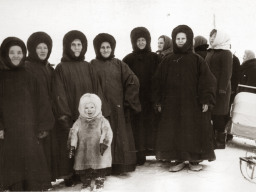 День оленевода в с. Ловозеро. Болельщики-женщины саами. 1968 г.