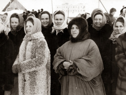 День оленевода в с. Ловозеро. Болельщики-женщины саами. 1968 г.