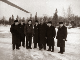 Встреча министра геологии Сидоренко в аэропорту с. Ловозеро. 1962 г.