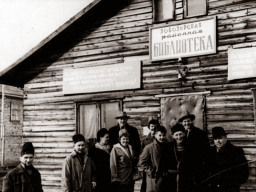 Делегация норвежских саами у районной библиотеки с. Ловозеро. 1961 г.