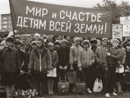 Учащиеся школ и жители села Ловозеро на митинге, посвященному 41-ой годовщине освобождения Заполярья от немецко-фашистских захватчиков. сентябрь 1985 г.