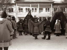 Праздник «Здравствуй, Солнце» в Ловозере. Инсценировка саамской сказки ансамблем «Луявврь» и детским художественным коллективом. 1989 г.