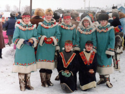 Танцевальная группа народного ансамбля «Луявьр» на Празднике Севера в Ловозере. 1994 г.