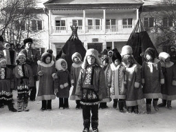 Праздник «Здравствуй, Солнце» в Ловозере. Выступление детского коллектива художественной самодеятельности. 1989 г.