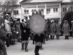 Праздник «Здравствуй, Солнце» в Ловозере. Выступление народного ансамбля «Луявврь». 1989 г.