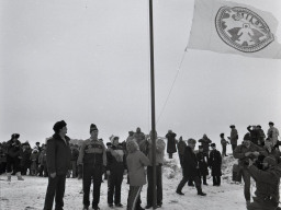 Подъем флага традиционного районного Праздника Севера в Ловозере. 1989 г.