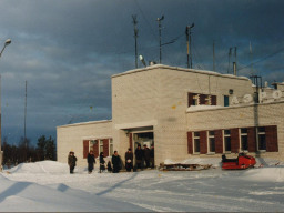 Вид на здание нового аэропорта «Ловозеро». 1995 г.