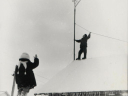 Установка телевизионной антенны на одном из домов с.Ловозеро. 1970 год