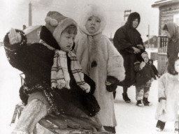 Счастливое детство. Дети с. Ловозера катаются на санках. 1970 год