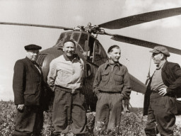 Вертолет на поле Ловозерского аэродрома. Первый слева Красулин Г.В. - первый секретарь Ловозерского КПСС. 1959 год
