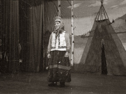 Чумработница стада № 4 совхоза «Тундра» Валентина Юлина на вечере в Доме культуры с. Ловозеро рассказывает «Сказ о Ленине». 1970 год