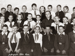 Пионеры 4 класса Ловозерской средней школы. В центре учительница Веревкина Лидия Васильевна. 1960 год