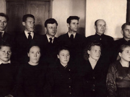 Работники районного комитета партии и районного комитета комсомола с. Ловозеро. 1949 год