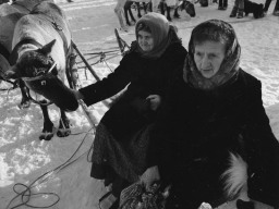 Старейшие жительницы с.Ловозеро Канева Мария Тимофеевна (коми) и Павлова Агния Исааковна (саами) на традиционном районном Празднике Севера. 1980 год