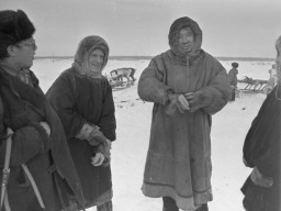 Старейшие рабочие совхоза «Тундра» Чупров Иван Константинович (2-й слева) и Канев Степан Александрович на традиционном районном Празднике Севера в с. Ловозере. 1980 год