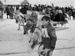 Юный оленевод Сорванов Вася готовится к старту на районном Празднике Севера в Ловозере. 1982 год