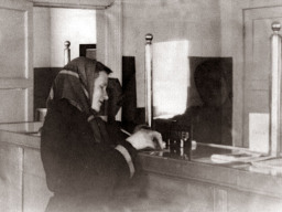 В Сберкассе села Ловозеро. 1960-е