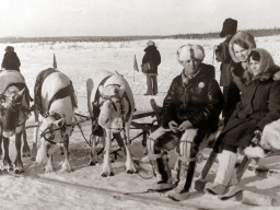 Юрьев П.П. с женой Юрьевой М.П. и дочкой Ларисой на празднике Севера. Ловозеро. Начало 1980-х