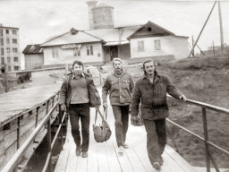 На почтовом мосту. Ловозеро. 1975 год